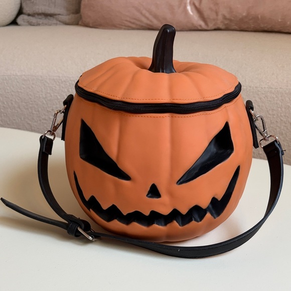 Large La Femme En Noir Sleepy Hollow Figural Pumpkin / Jack o Lantern Bag - Picture 12 of 12